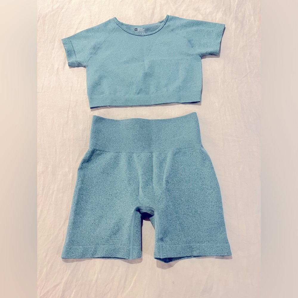 Work out set - light green- short sleeve- biker shorts